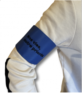 brassard 10cm "nos vies, notre priorité" porté
